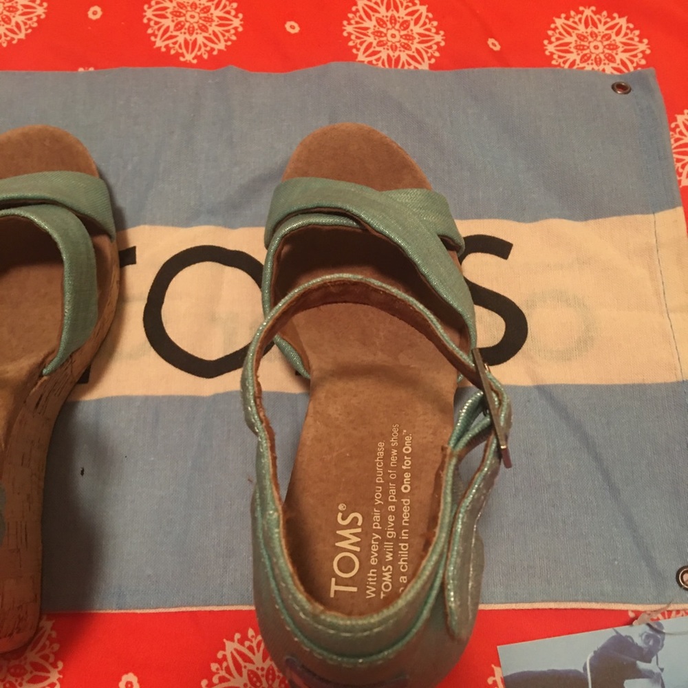TOMS NWOT SZ 7 WEDGE SANDALS . FLAG INCLUDED . BOX NOT INCLUDED. - Picture 7 of 14